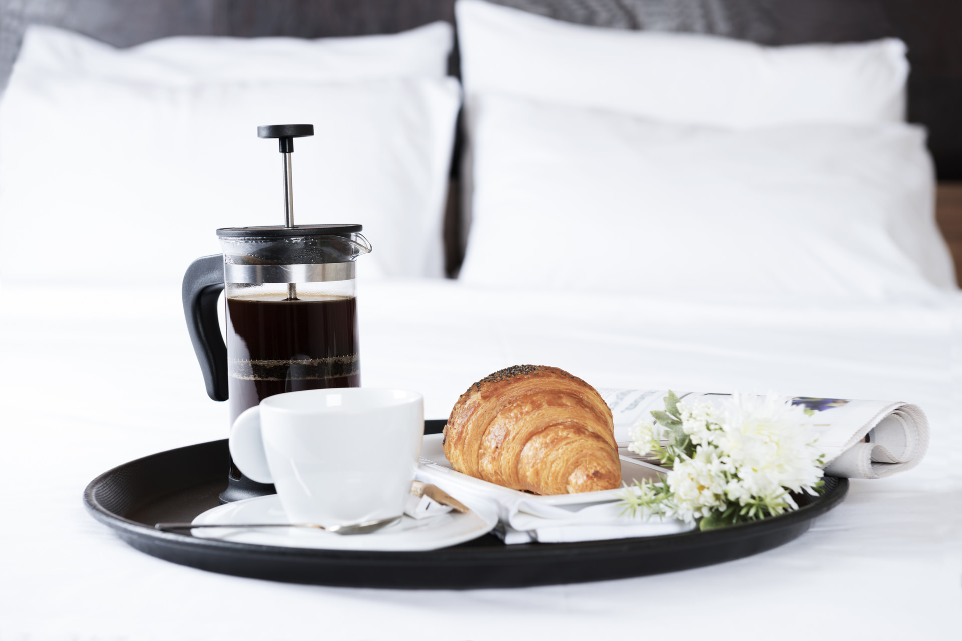 Пресс завтрак. Room service Сток. Изысканный завтрак в постель. Подставка для кофе в постель. Кофе в постель на прозрачном фоне.
