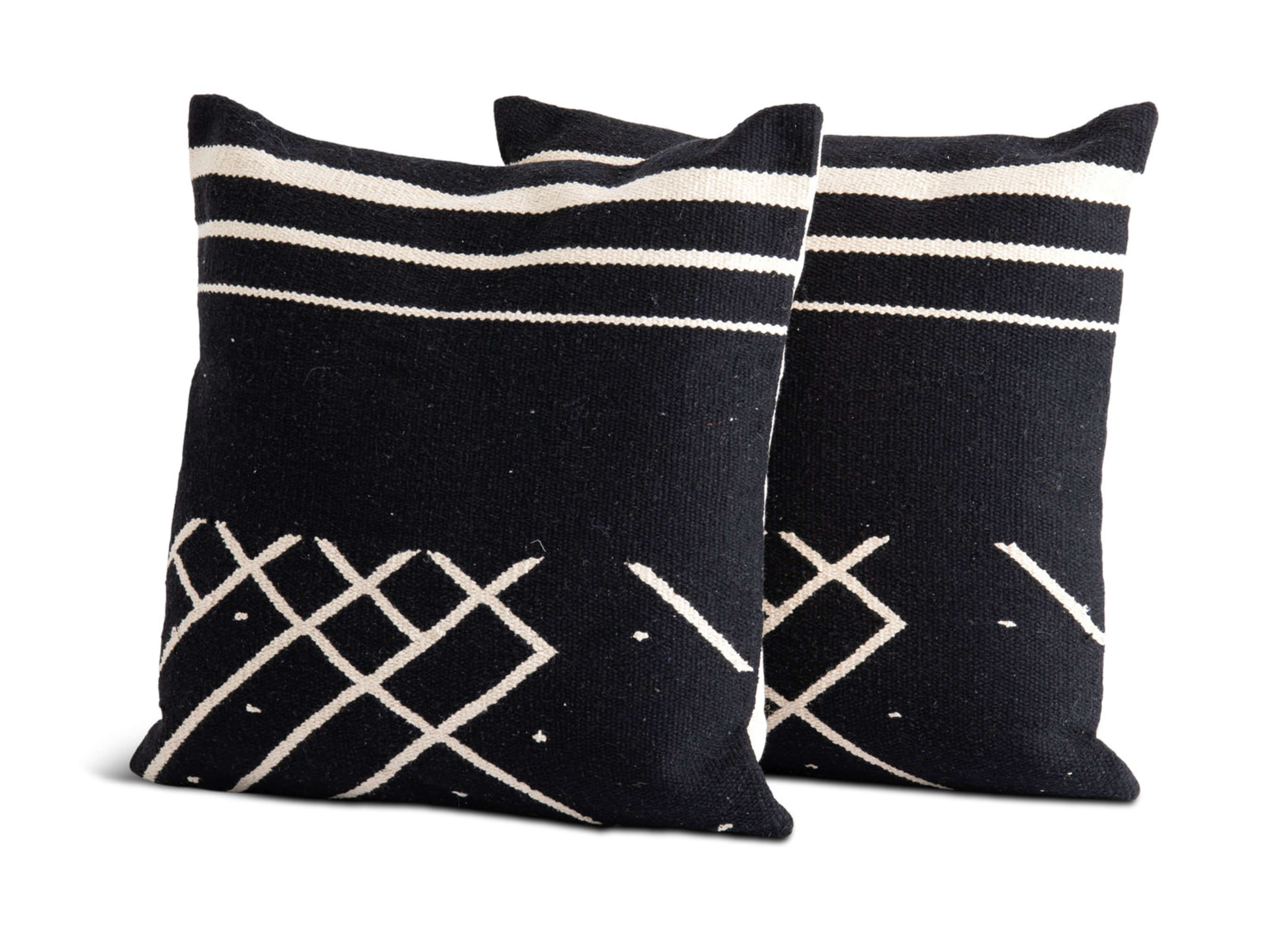 How to Style Throw Pillows design blog by HOM Furniture