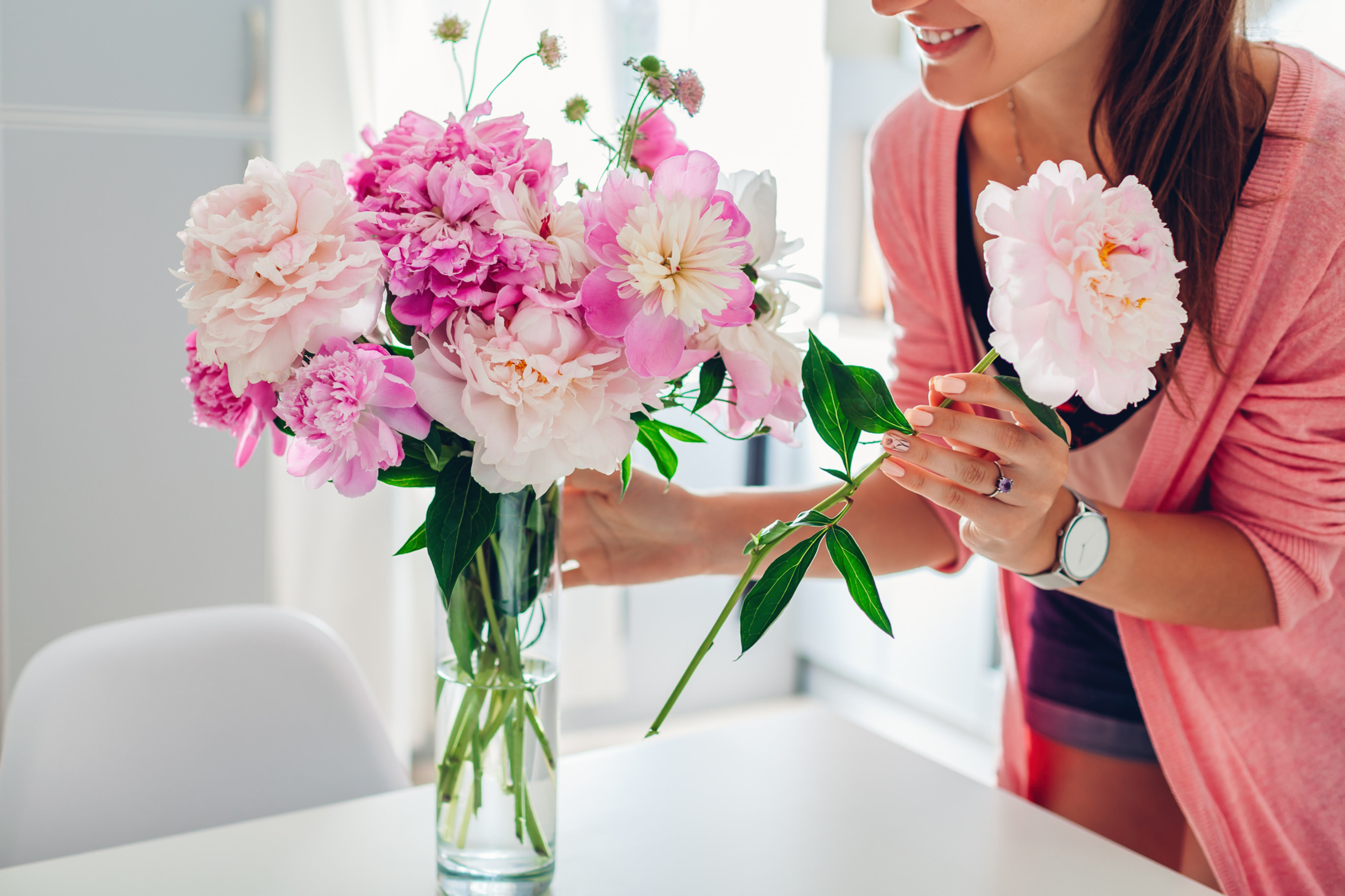 How to Arrange Flowers in a Vase design blog by HOM Furniture